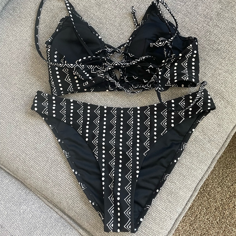 Bikini - Picture 2 of 2